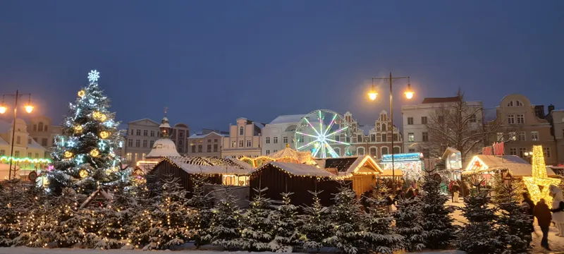Weihnachtsmarkt am Markt in Wismar mit Riesenrad zur blauen Stunde