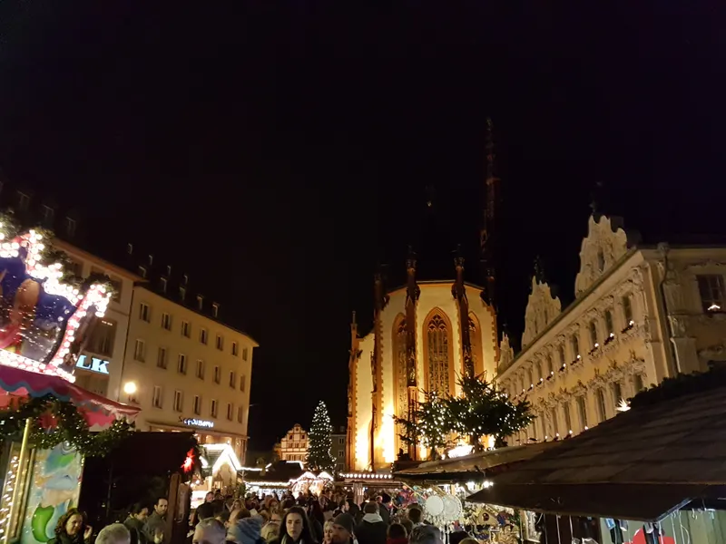 Marienkapelle und Weihnachtsmarkt auf dem Würzburger Markt bei Nacht