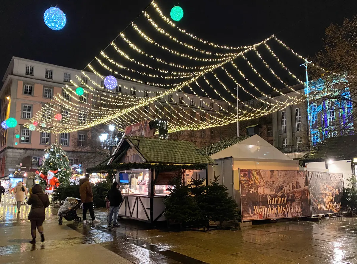 Lichterdach über den Buden des Barmer Weihnachtsmarkts in Wuppertal