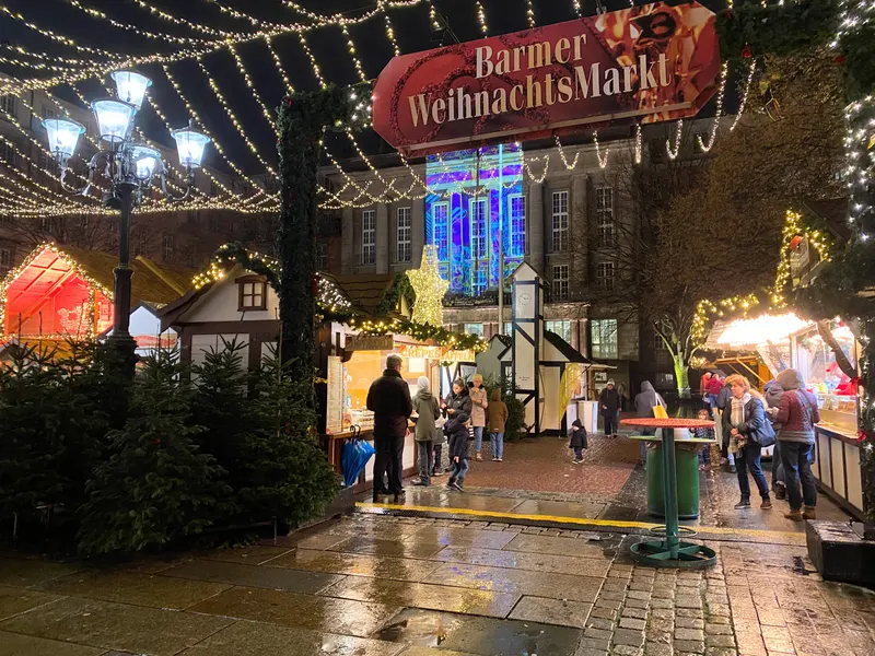 Eingang zum Barmer Weihnachtsmarkt am Johannes-Rau-Platz