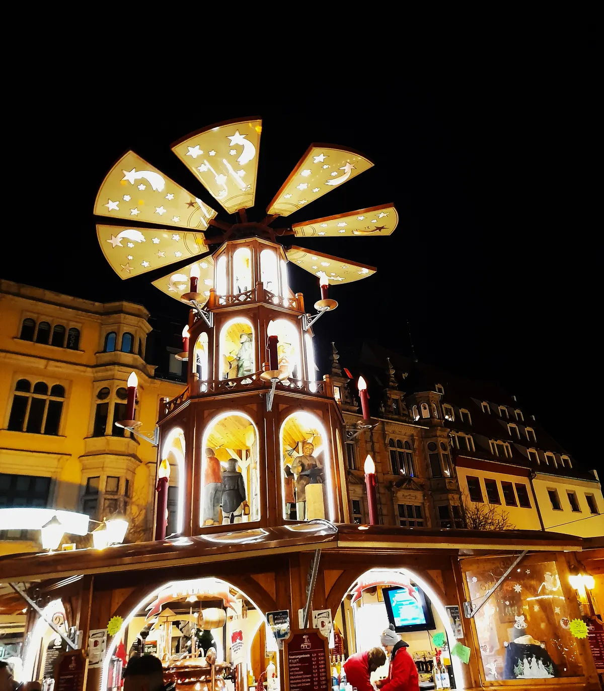 Weihnachtspyramide auf dem Zwickauer Weihnachtsmarkt bei Nacht