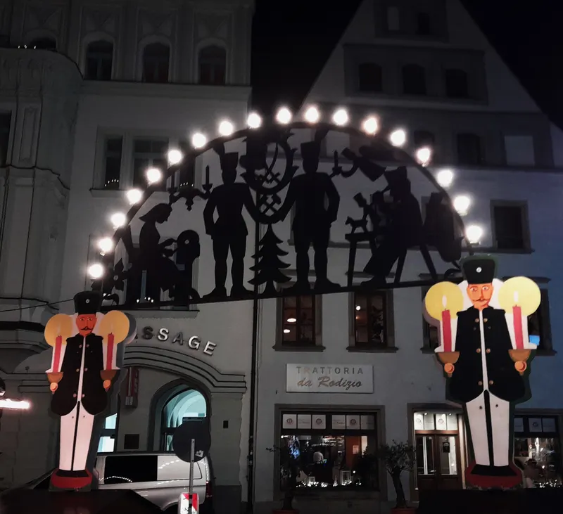 Schwibbogen über dem Zwickauer Weihnachtsmarkt