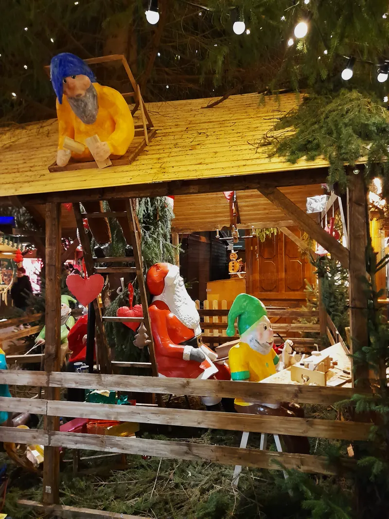 Märchenhütte mit Weihnachtsmann und Wichtel in Zwickau