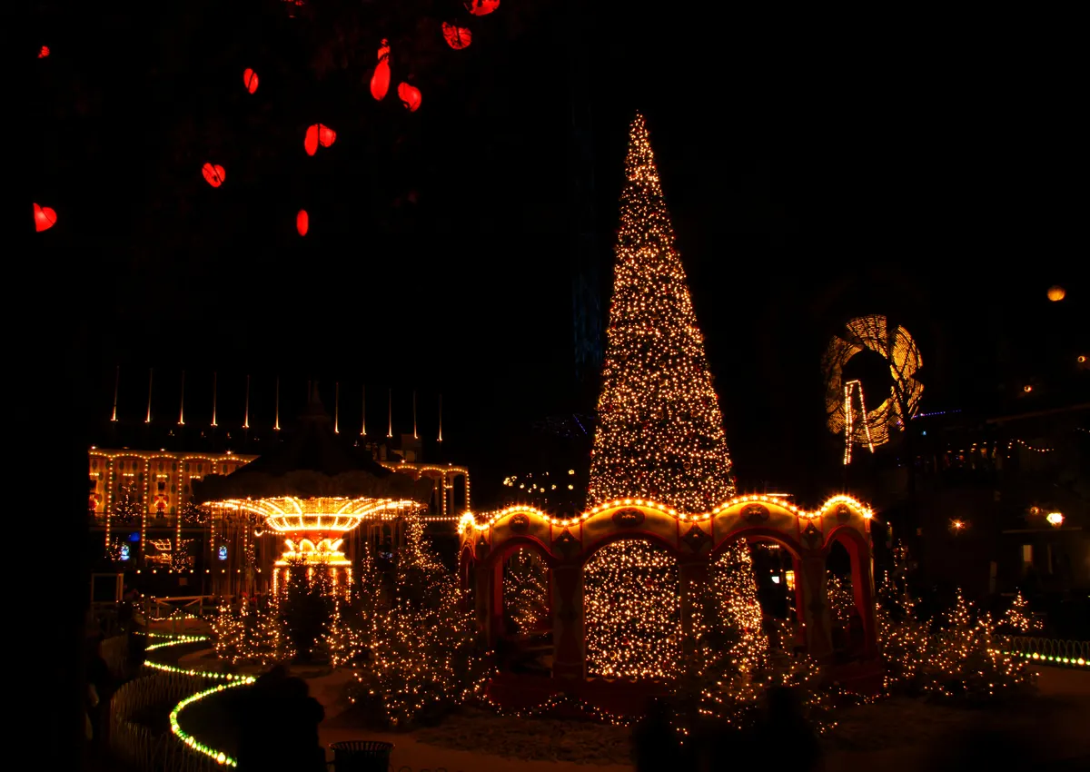 Jul i Tivoli: det store lysende juletræ og karrusellen i Tivoli Gardens, København
