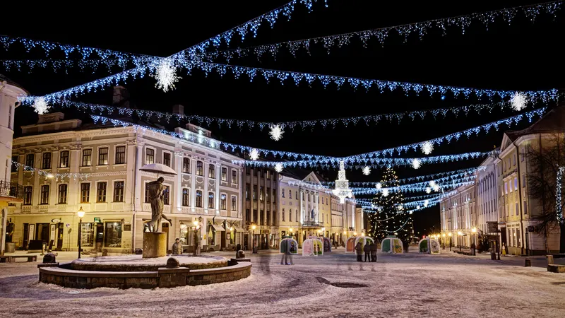 Tartu vanalinna tänav jõulutuledega lumes