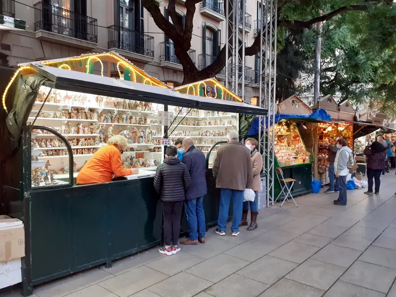 Parada de figuritas de belén en la Fira de Santa Llúcia de Barcelona