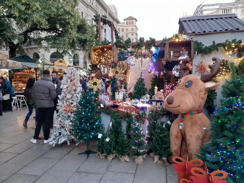 Abetos y decoración navideña en la Fira de Santa Llúcia de Barcelona