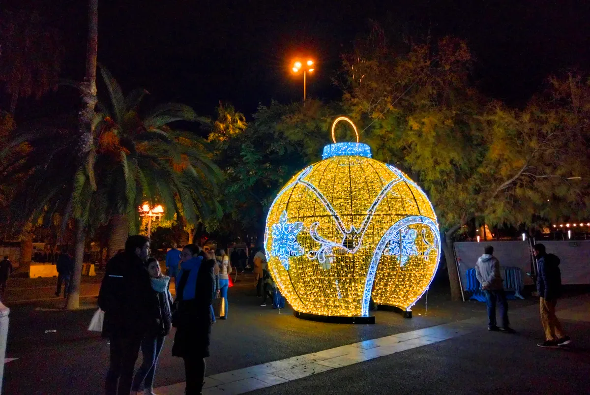 Bola de Navidad luminosa gigante en el Mercat de Nadal al Port Vell de Barcelona