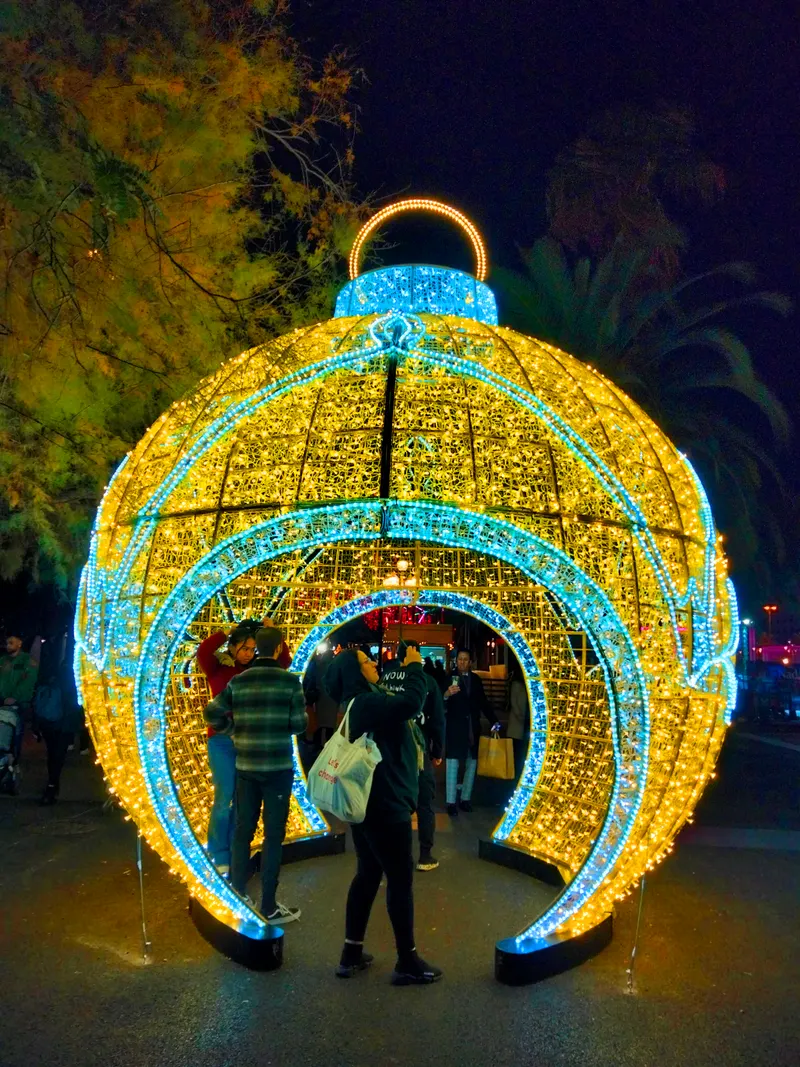 Bola de luz en la que se puede entrar en el mercado de Navidad del Port Vell