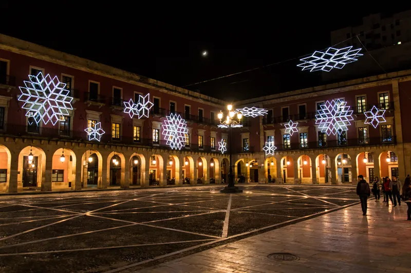 Plaza Mayor de Gijón con copos de nieve luminosos en Navidad