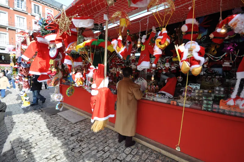 Puesto de adornos y figuras de Papá Noel en el mercado navideño de la Plaza Mayor de Madrid