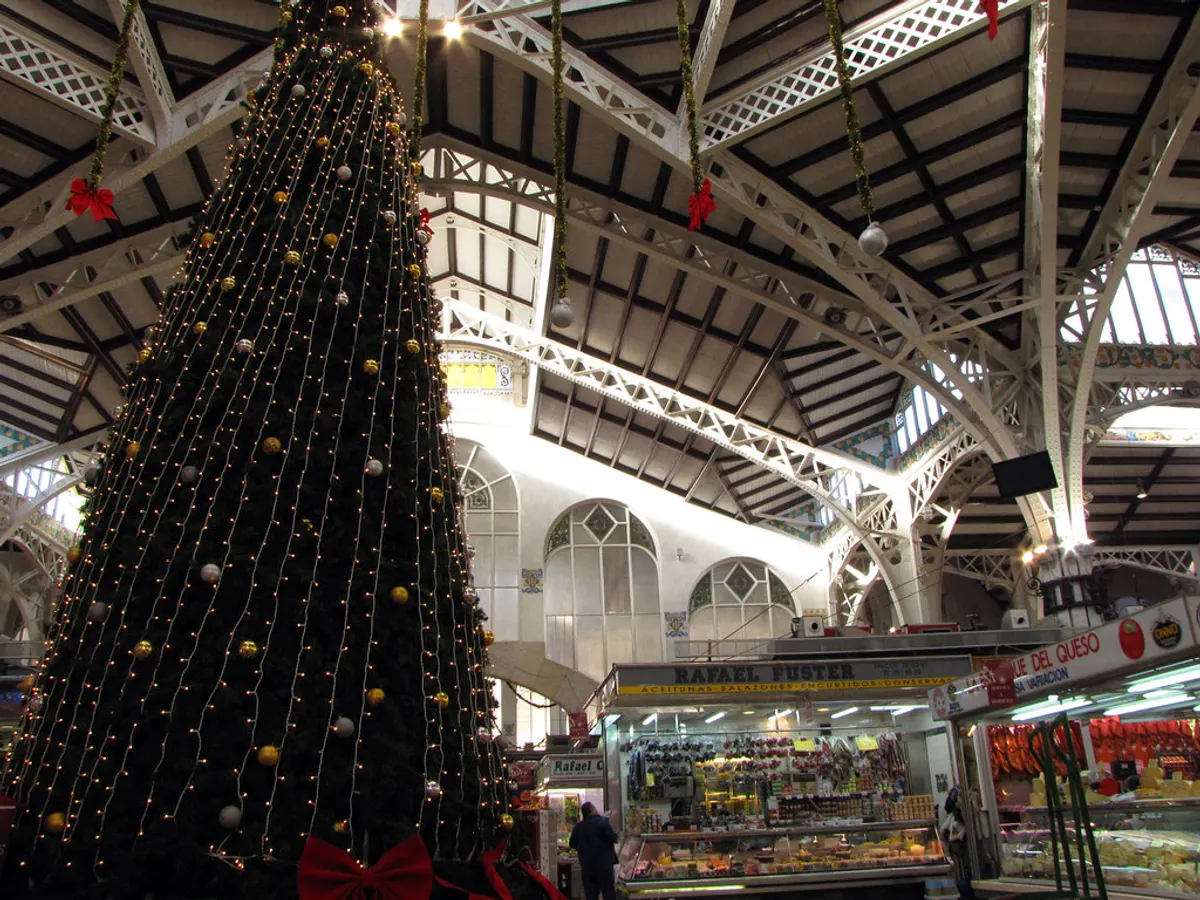 Árbol de Navidad bajo la cúpula del Mercado Central de Valencia