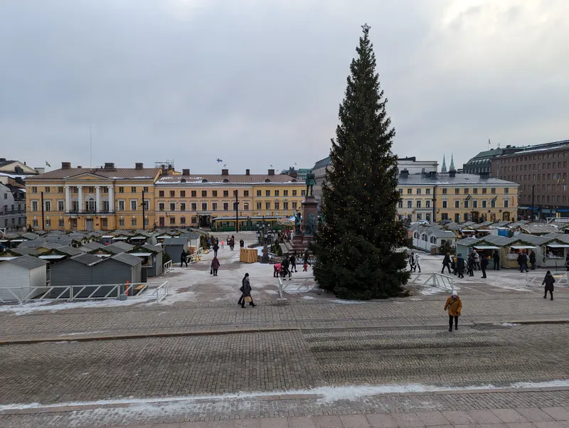 Senaatintorin joulukuusi ja markkinakojut talvisessa Helsingissä