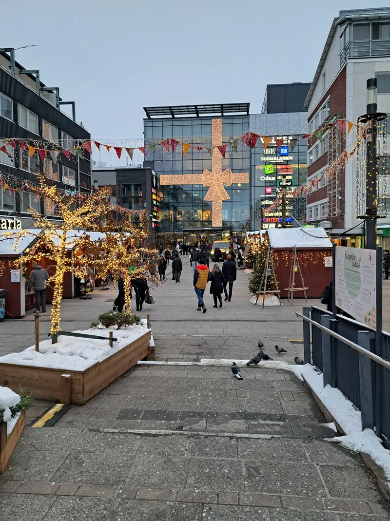 Valaistut puut ja punaiset mökit joulumarkkinoilla Oulun keskustassa