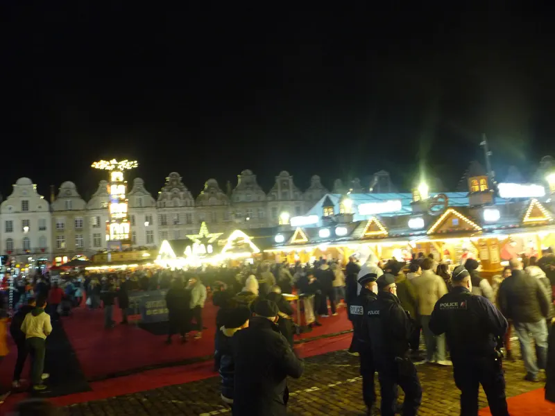 Grand'Place d'Arras illuminée en vert avec un sapin et des chalets de Noël