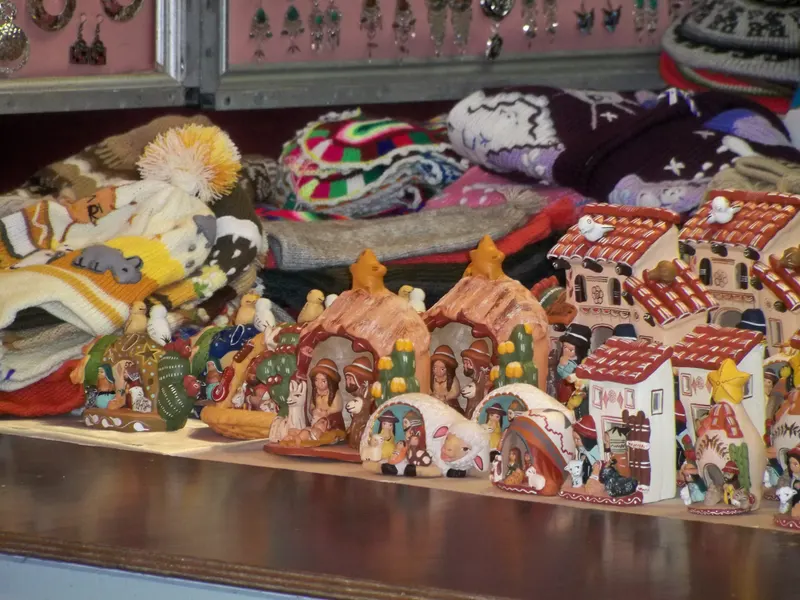 Maisons en céramique et laine sur un étal du marché de Noël d'Avignon