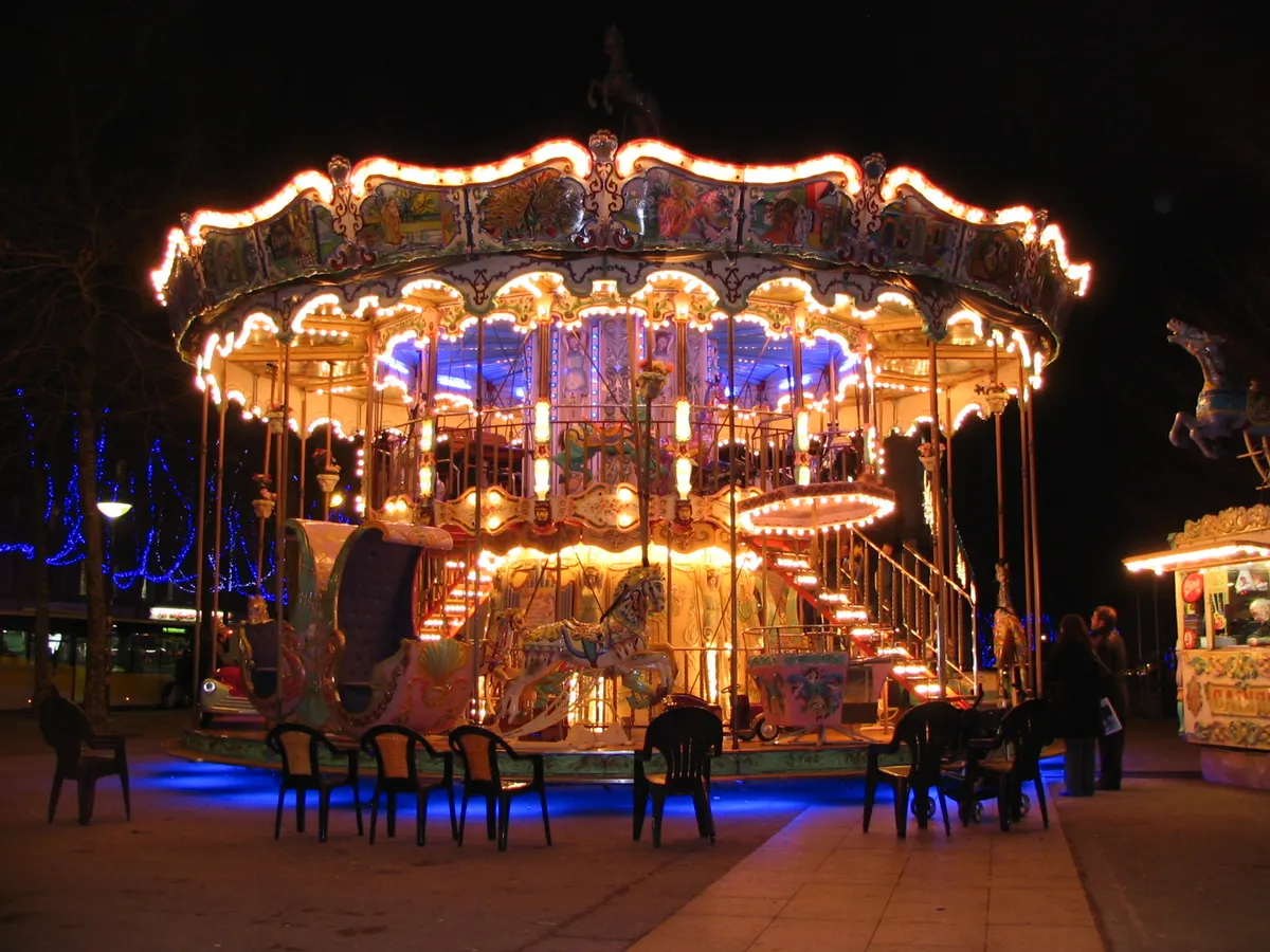 Manège illuminé du marché de Noël de Brest de nuit