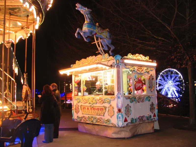 Manège et grande roue du marché de Noël de Brest