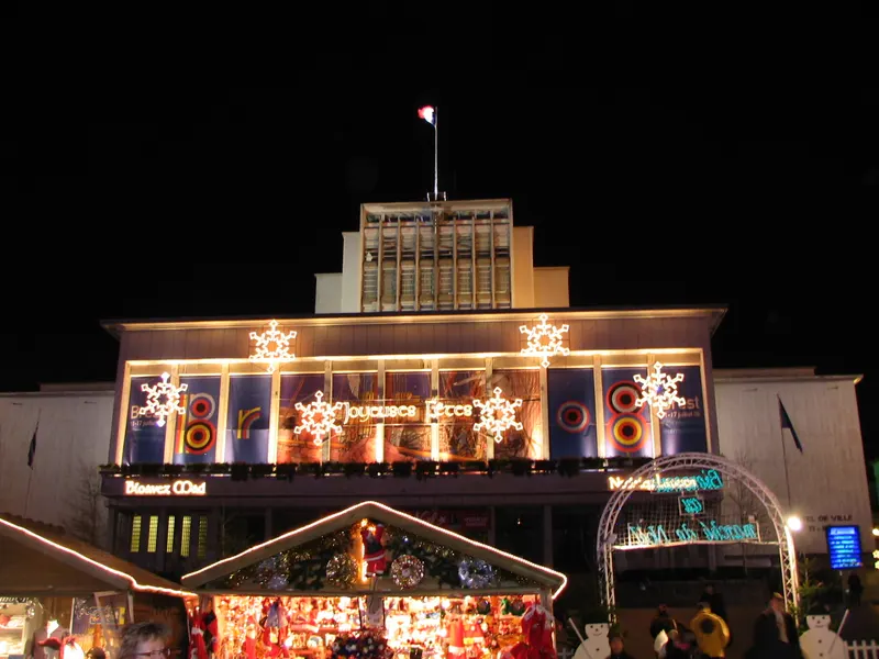 Façade de la mairie de Brest illuminée et chalet du marché de Noël