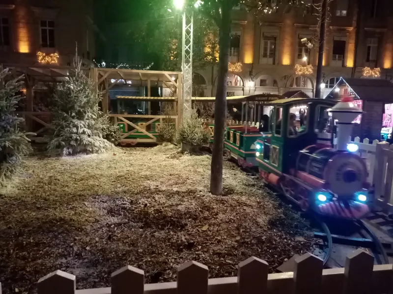 Petit train et décor de Noël place Jean-Jaurès à Castres