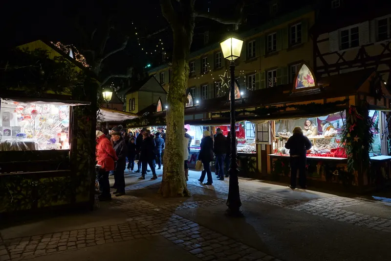 Chalets du marché de Noël place des Dominicains, Colmar