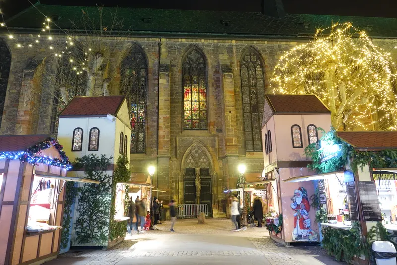 Place des Dominicains à Colmar pendant le marché de Noël