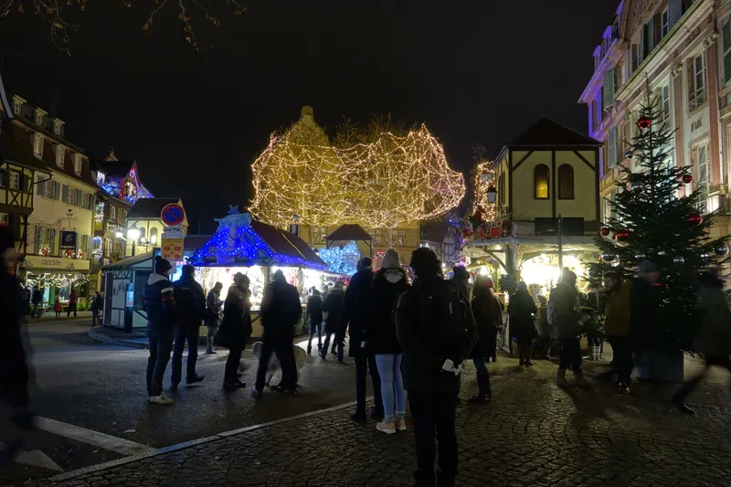 Chalets place Jeanne-d'Arc, Colmar, pendant le marché de Noël