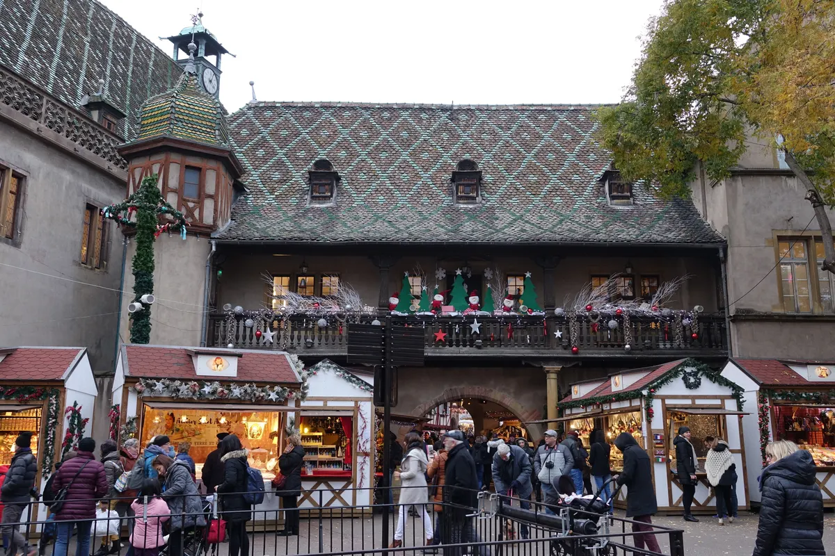 Le marché de Noël devant le Koïfhus à Colmar