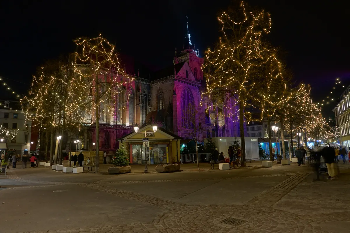 Marché de Noël sur la place de la Cathédrale à Colmar