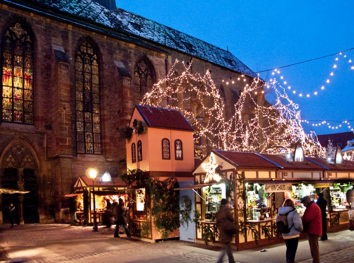 Maisons à colombages et chalets rouges du marché de Noël de Colmar