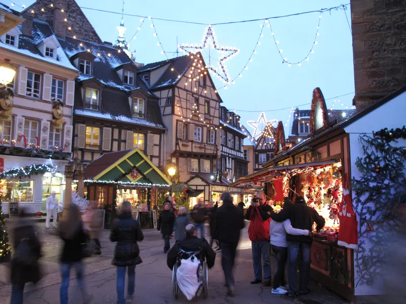 Marché de Noël de Colmar avec chalets et traîneau du Père Noël