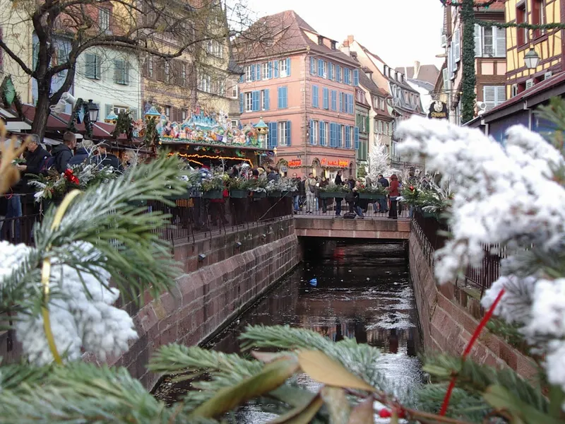 Canal de la Petite Venise à Colmar sous la neige au temps de Noël