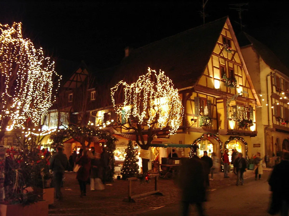 Maison à colombages et banderole Marché de Noël à Eguisheim