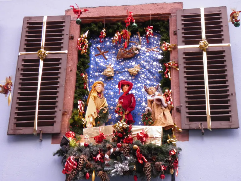 Fenêtre décorée d'une scène de Noël à Kaysersberg