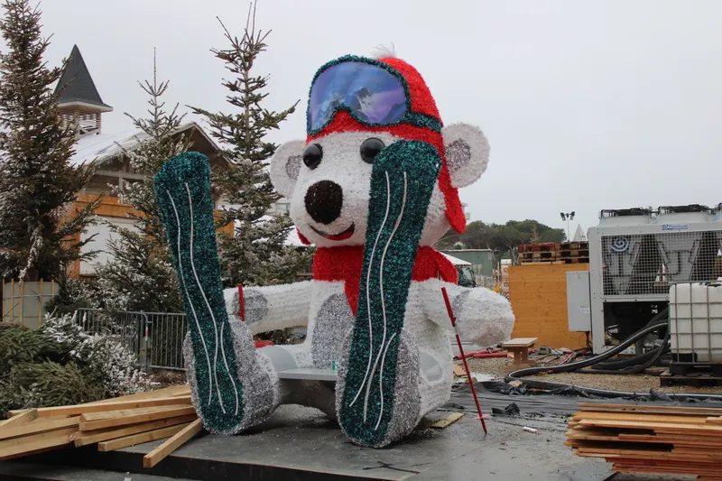 Cabine de téléphérique rouge décorée avec un Père Noël au Village de Noël du Barcarès