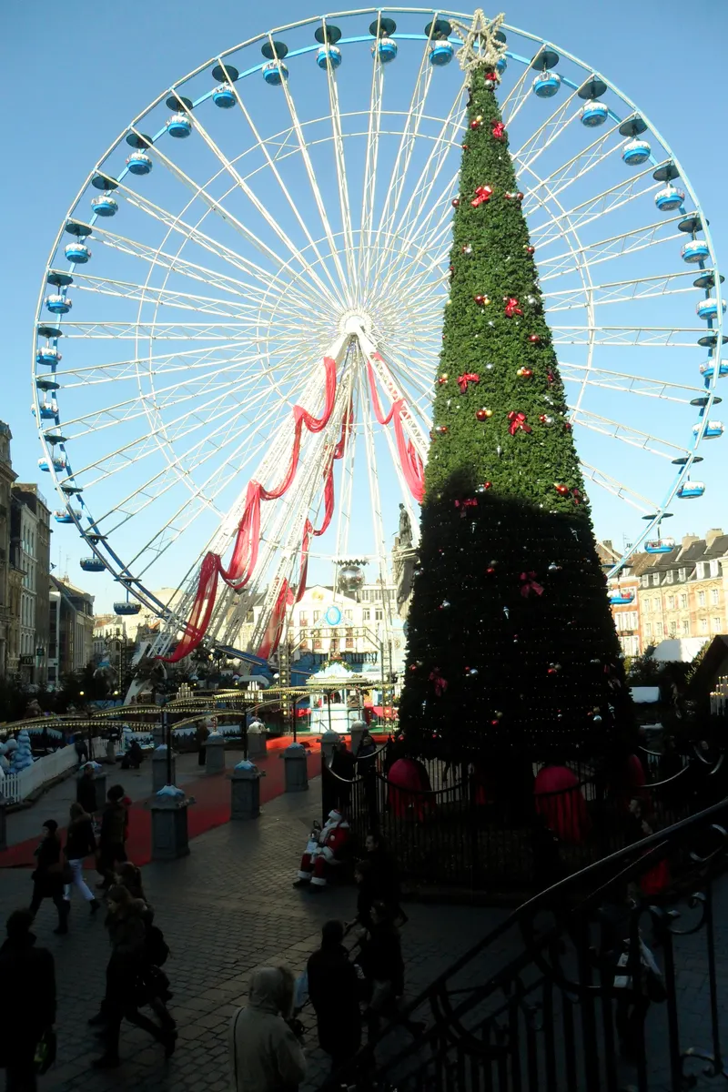 Entrée du Marché de Noël de Lille avec son portique décoré