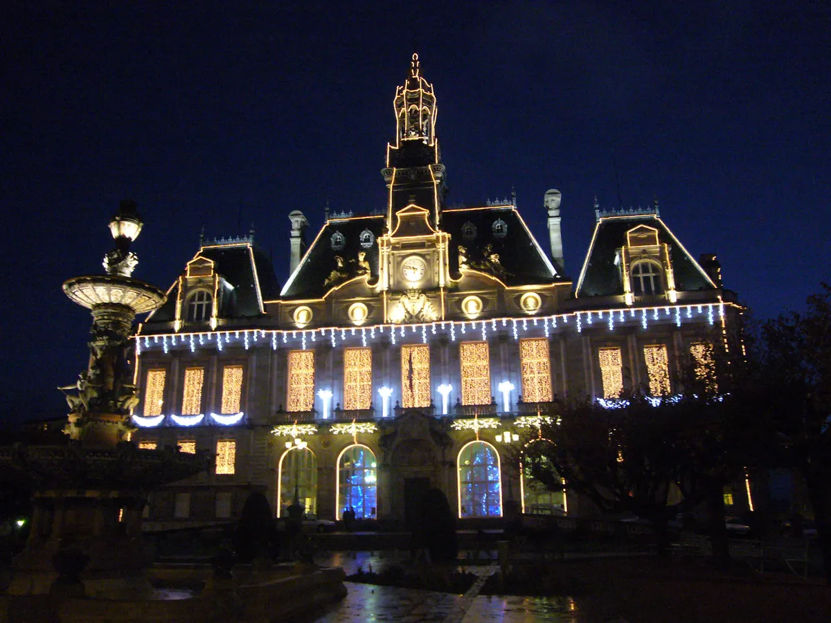 Hôtel de ville de Limoges illuminé pour Noël