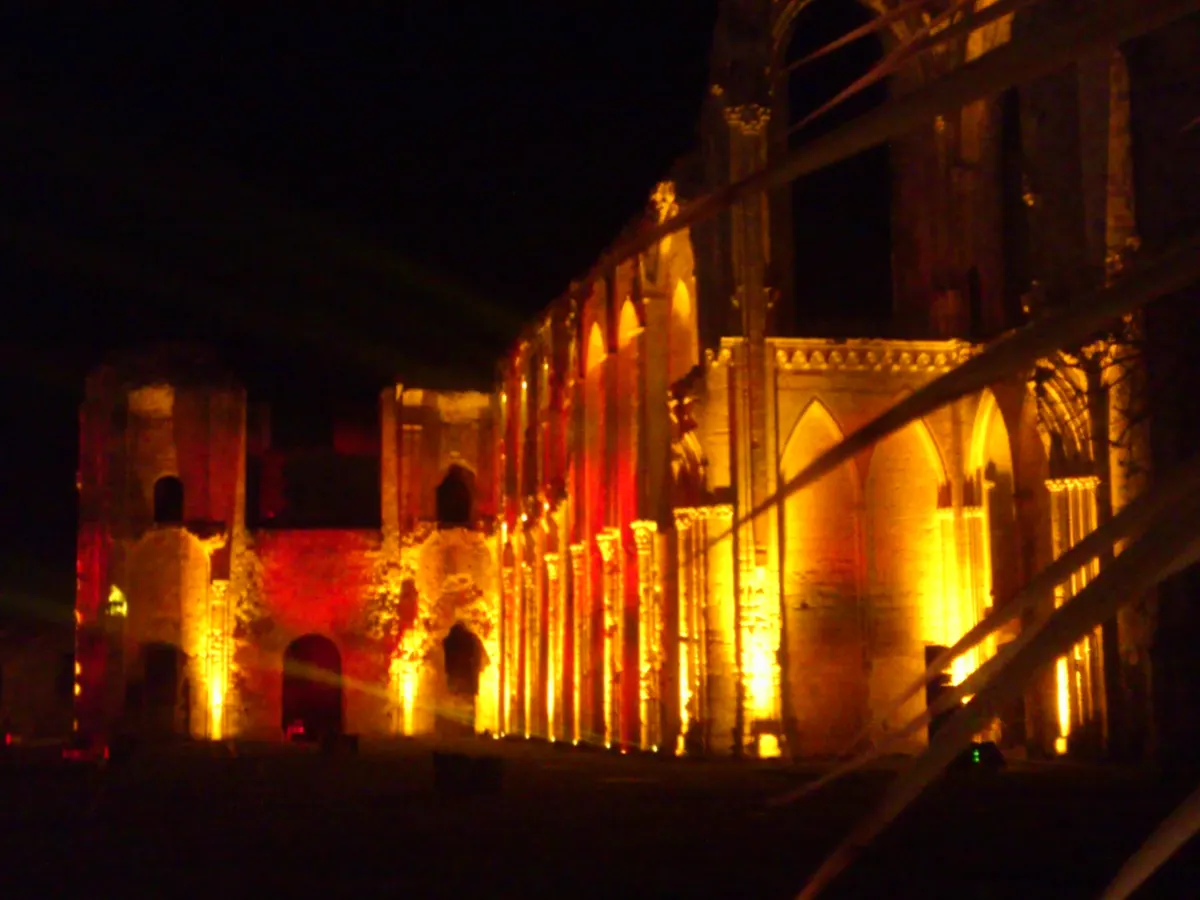 Abbaye de Maillezais illuminée en rouge et or pour Noël