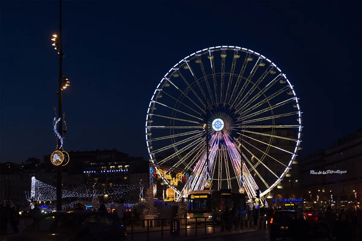 Grande roue illuminée sur le Vieux-Port de Marseille à Noël