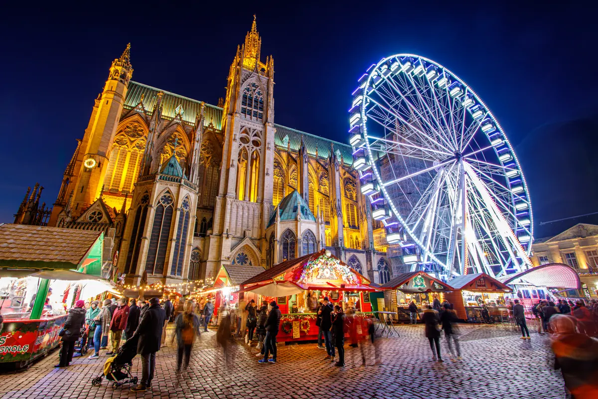 Cathédrale Saint-Étienne de Metz, grande roue et chalets du marché de Noël de nuit
