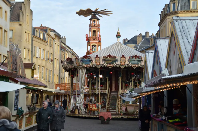 Manège ancien et chalets du marché de Noël de Metz