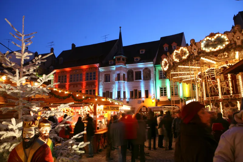 Grande roue et temple Saint-Étienne illuminés au marché de Noël de Mulhouse