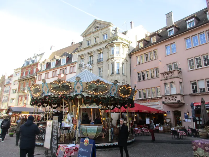 Manège au pied des immeubles du centre de Mulhouse pendant le marché de Noël