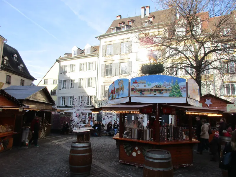 Chalet en bois de décorations au marché de Noël de Mulhouse