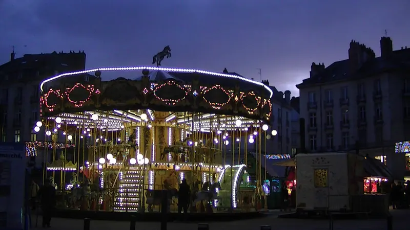 Manège illuminé au marché de Noël de Nantes de nuit