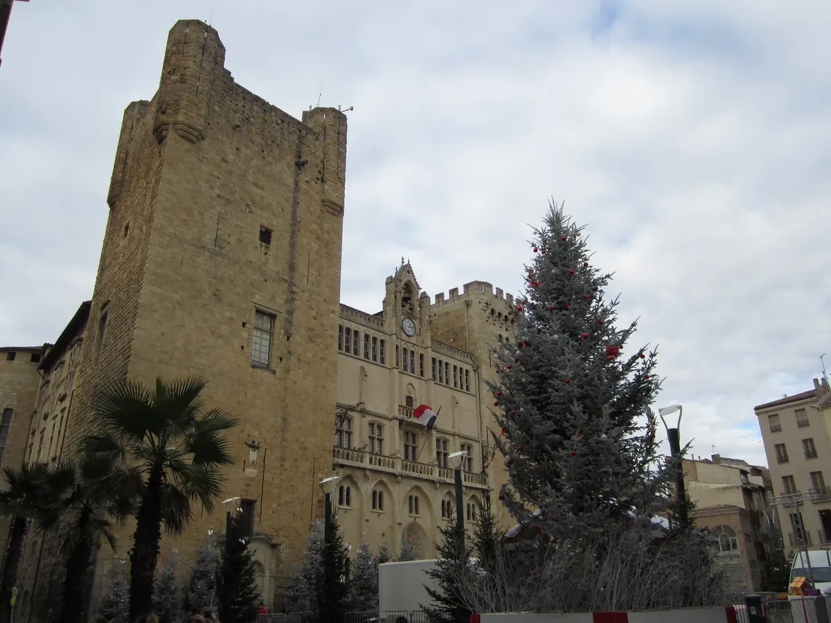 Sapin de Noël devant l'hôtel de ville de Narbonne