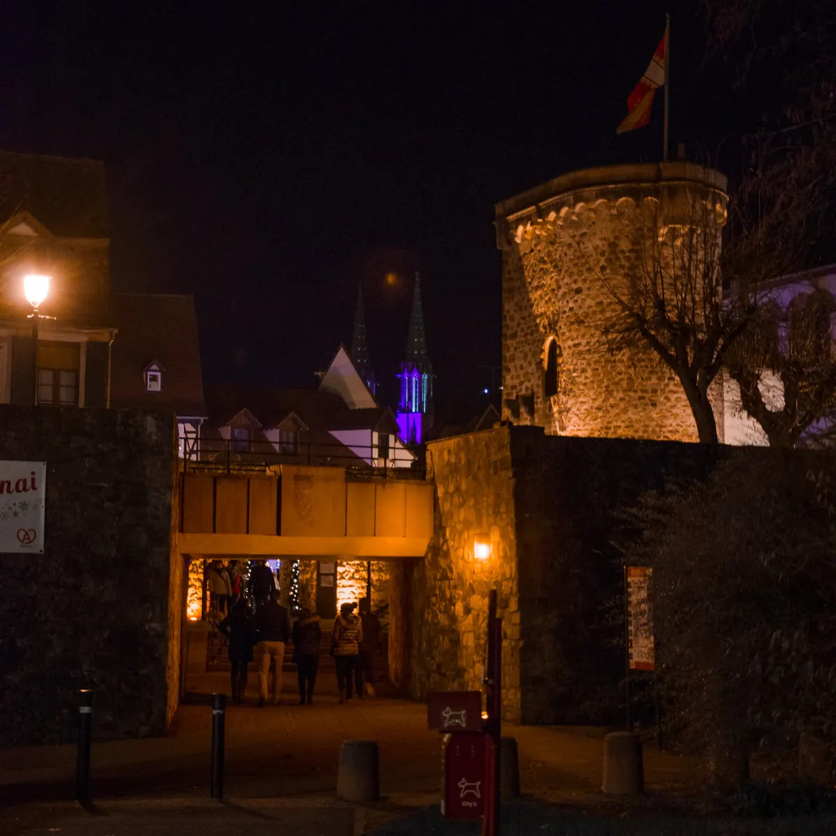 Porte Swal et remparts illuminés à Obernai pendant le marché de Noël