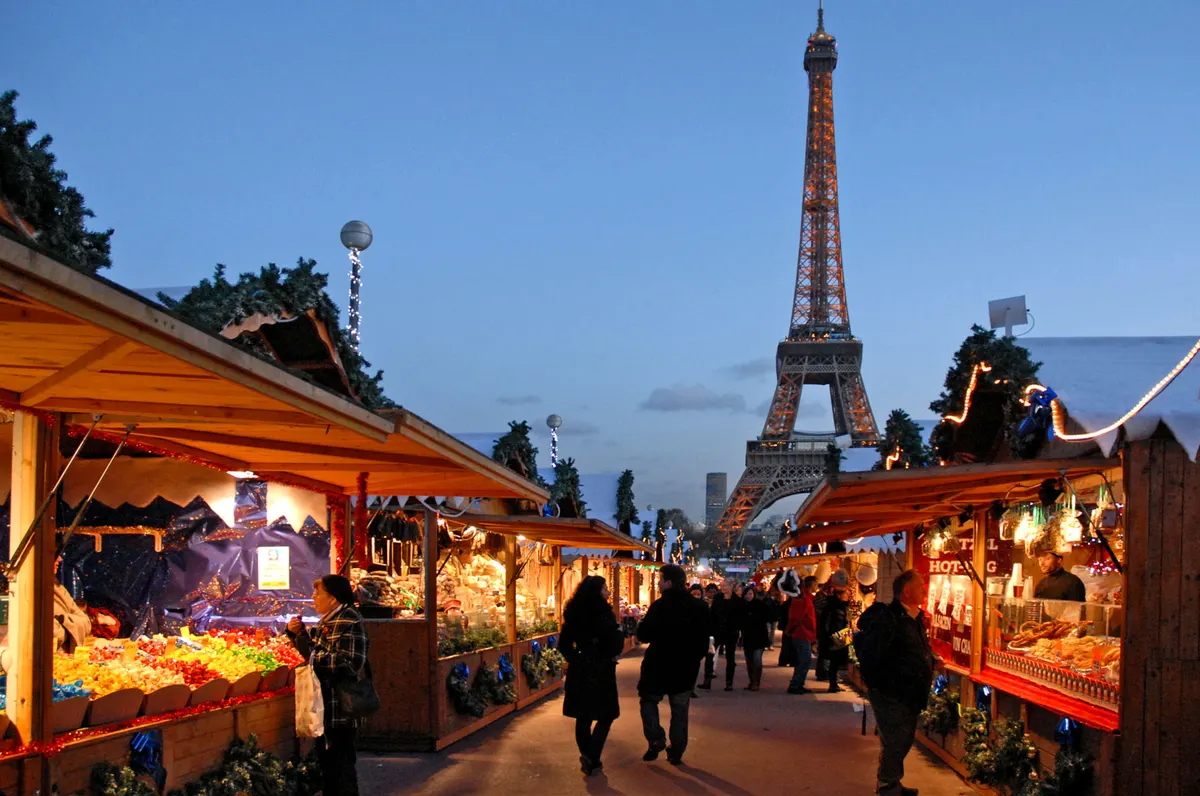 Chalets du marché de Noël du Trocadéro avec la tour Eiffel au crépuscule