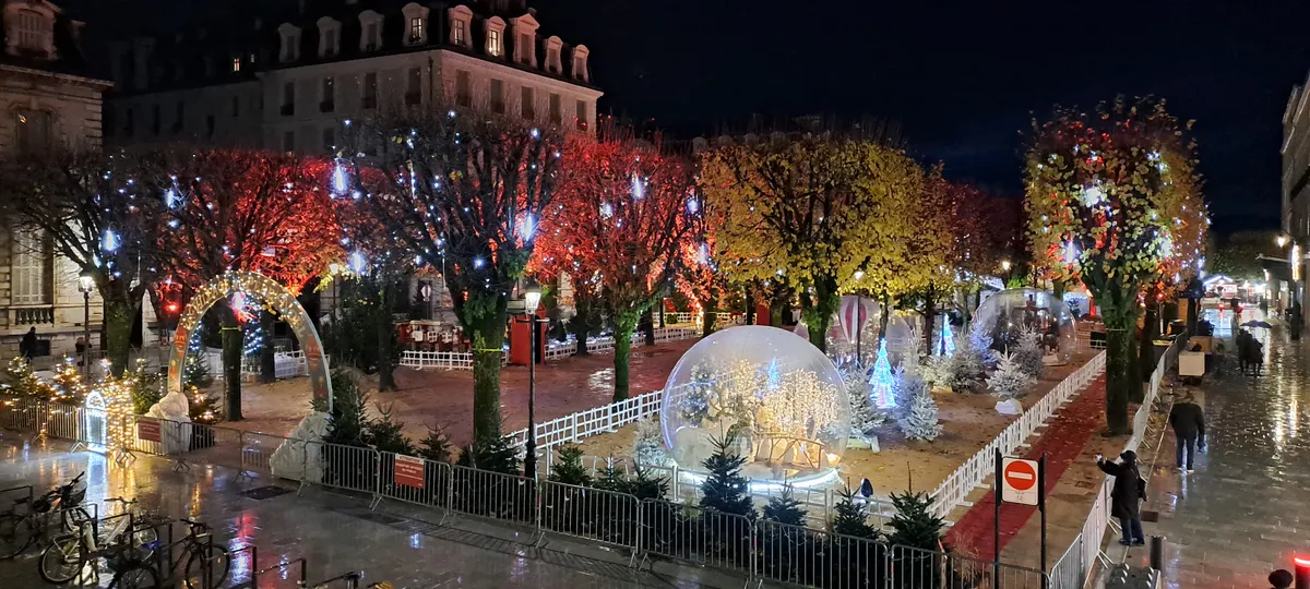 Place Royale à Pau illuminée avec ses arbres et sa boule de neige géante à Noël