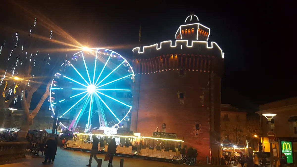 Castillet et grande roue illuminés pour Noël à Perpignan